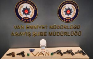 - Operasyonda yakalanan 3 düzensiz göçmen ise sınır dışı edilmek