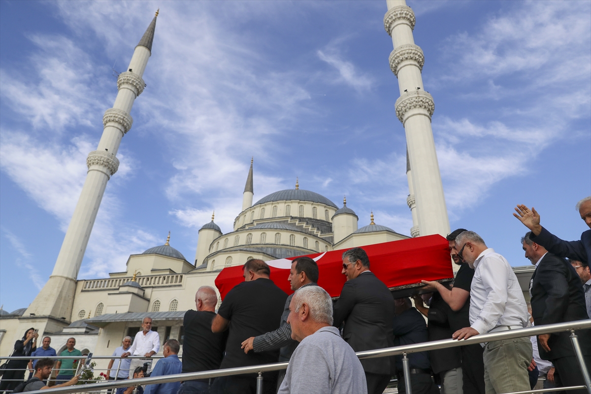 Vefat eden eski milli güreşçi Mustafa Dağıstanlı, son yolculuğuna uğurlandı
