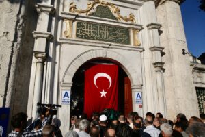 - Araştırmacı yazar Ahmet Özalp'ın naaşı, Eyüp Sultan Camii'nde kılınan