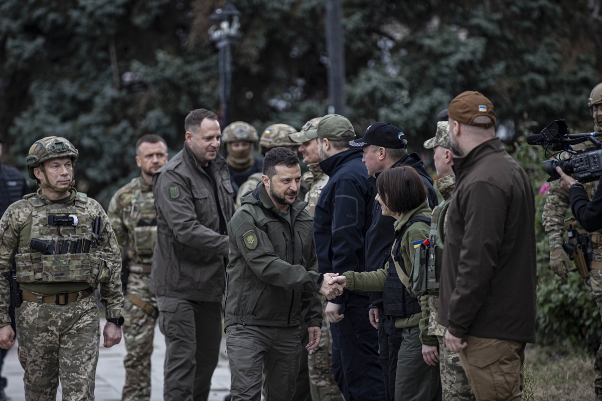 Zelenskiy, Rus güçlerinden geri alınan İzyum şehrini ziyaret etti