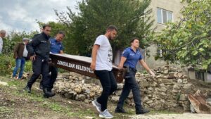 ZONGULDAK(AA) – Zonguldak'ta yalnız yaşadığı evinde çıkan yangında dumandan etkilenen