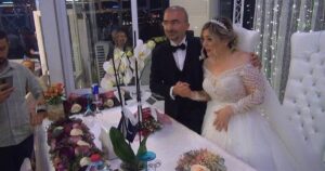 ZONGULDAK (AA) – Zonguldak'ta dünyaevine girmeye hazırlanan çifte, tiyatrocu arkadaşları