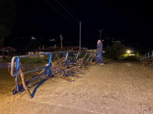 - Su baskını nedeniyle iş yerlerinde ve araçlarında mahsur kalanlar,