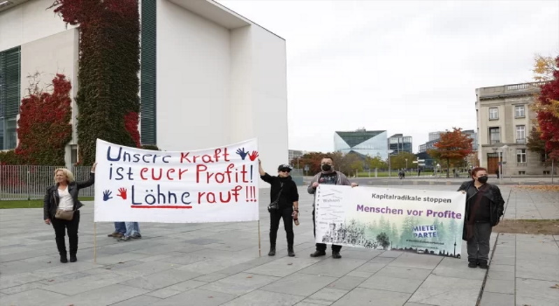 Almanya’da artan fiyatlar Başbakanlık Binası önünde protesto edildi