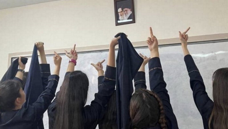 İran’da lise öğrencileri de protesto etmeye başladı