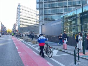 BRÜKSEL (AA) – Belçikalı bir kişi, Rusya yazılı kırmızı, mavi