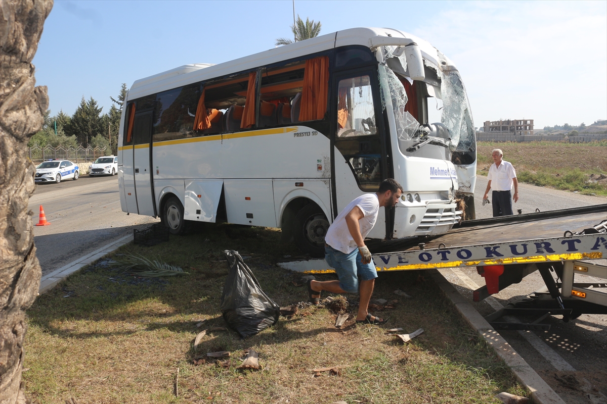 Adana'da devrilen okul servisindeki 19 kişi yaralandı