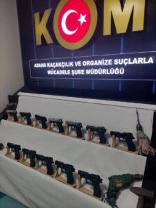 - Operasyonda ruhsatsız 12 tabanca ve 15 şarjör ele geçirildi