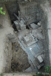 - Hamam, Burhaniye Ören sahili yakınındaki antik kentte Roma Dönemi'ne