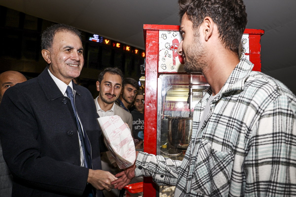 - "2023, gençlerin Türkiye'ye hiçbir faydası olmayan statükocu siyasetçilere vereceği