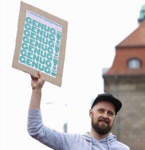 BERLİN (AA) – Almanya’nın çeşitli kentlerinde sosyal adalet ve fosil