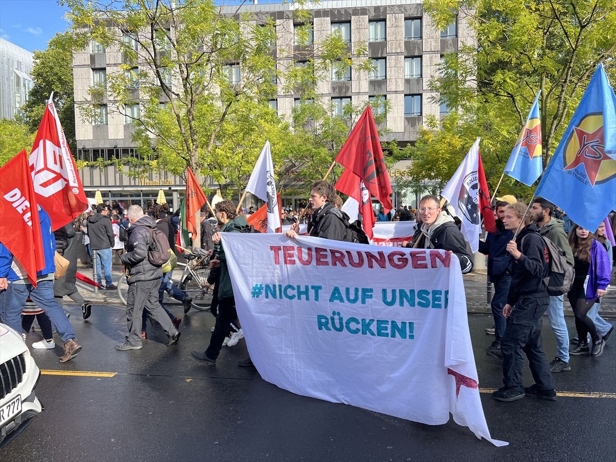 Almanya'daki artan fiyatlar ve hayat pahalılığı Köln'de protesto edildi