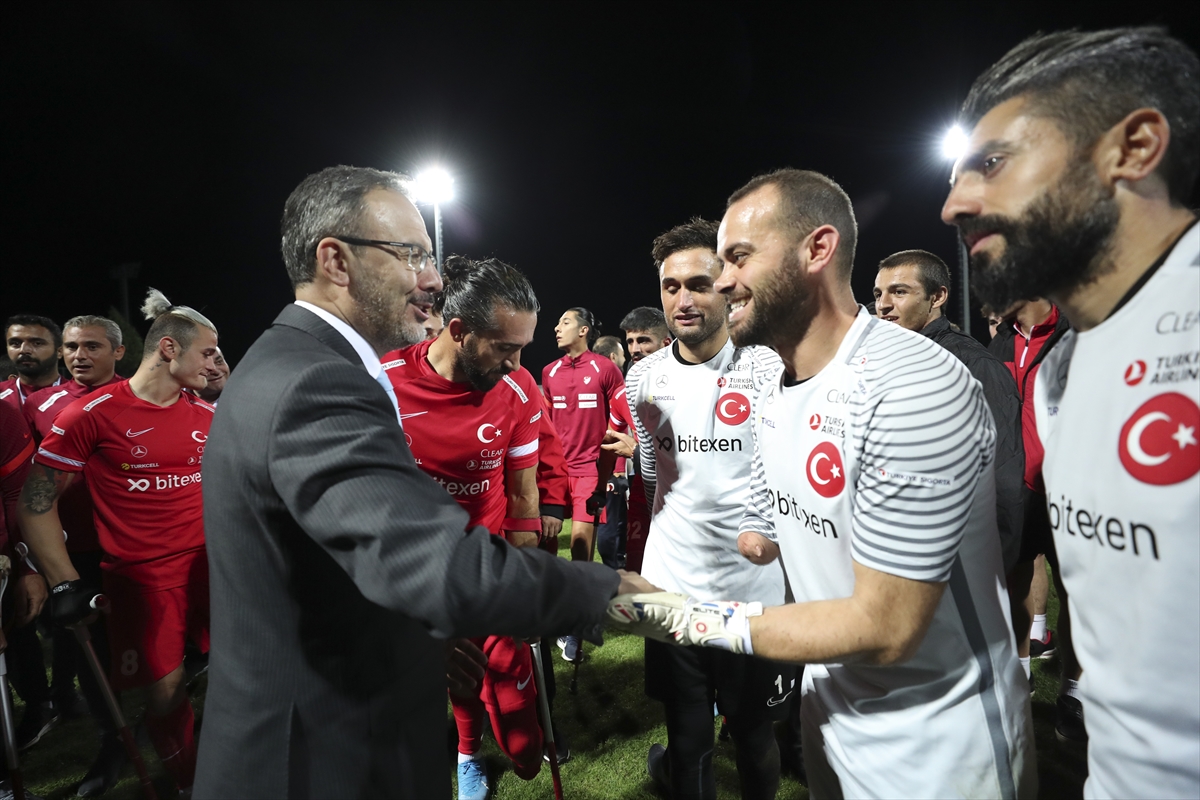Ampute Futbol Milli Takımı, çeyrek final sevincini Bakan Kasapoğlu ile paylaştı