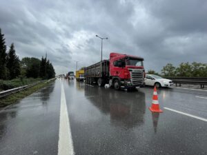 SAKARYA (AA) – Anadolu Otoyolu'nun Sapanca kesiminde, tırın bariyerlere çarpması