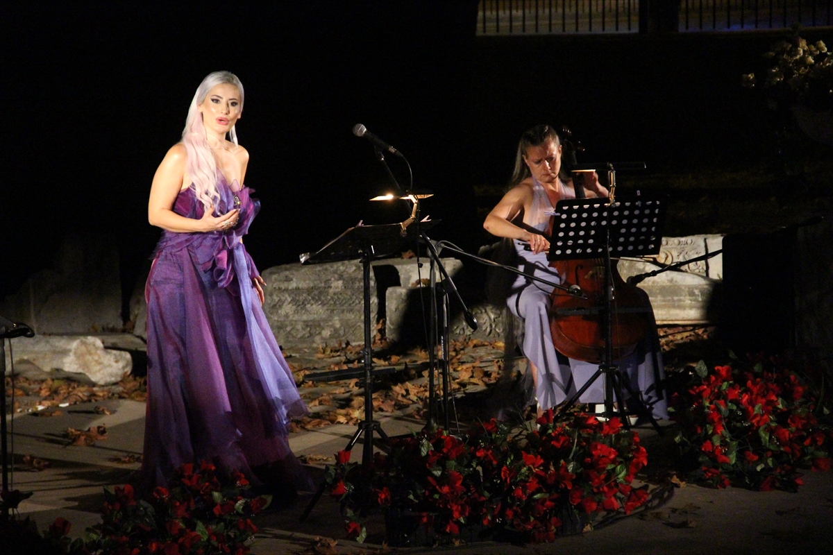 Antalya Müzesinin bahçesinde “Venera Ensemble” sahne aldı