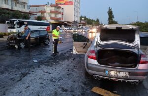 ANTALYA (AA) – Antalya'nın Serik ilçesinde 2 otomobilin çarpıştığı kazada