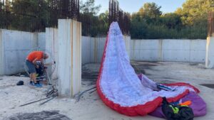 ANTALYA (AA) – Antalya'da Konyaaltı Sahili'nden havalanan paramotorun inşaat alanına