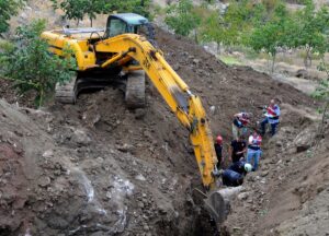 ANTALYA (AA) – Antalya'nın Kumluca ilçesinde meydana toprak kayması sonucu