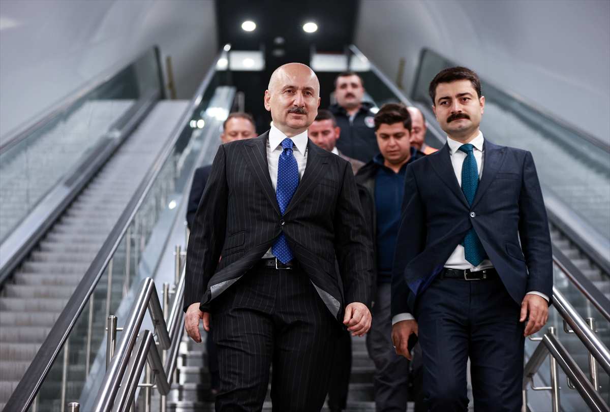 Bakan Karaismailoğlu, Ankara'ya giderken Sabiha Gökçen Havalimanı'na metroyla geldi