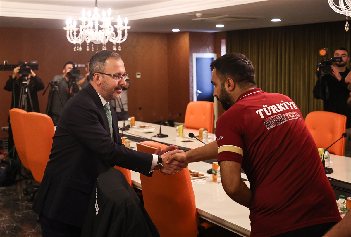 Bakan Kasapoğlu, dünya şampiyonu Ampute Futbol Milli Takımı'yla buluştu