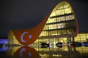 BAKÜ (AA) – Azerbaycan'ın başkenti Bakü'nün mimari sembollerinden Haydar Aliyev