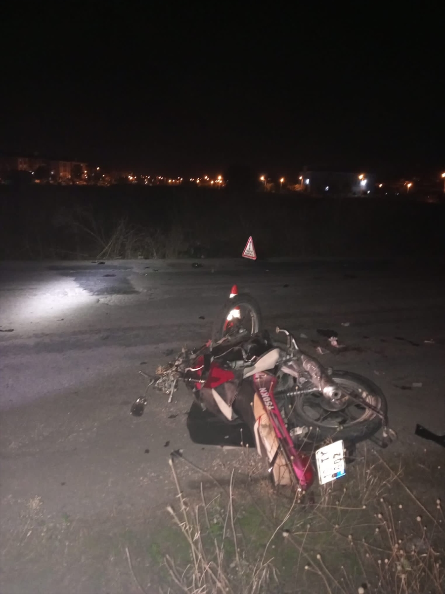 Balıkesir'de iki motosikletin çarpıştığı kazada 3 kişi yaralandı