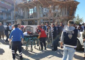 BALIKESİR (AA) – Edremit'te bir inşaatta beton döküldüğü sırada kalıpların