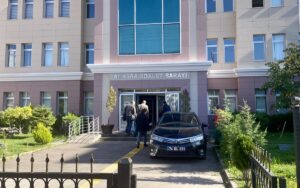 - Kurtarma çalışmalarında görev alan tahlisiye ekibini dinleyen heyet, yaklaşık