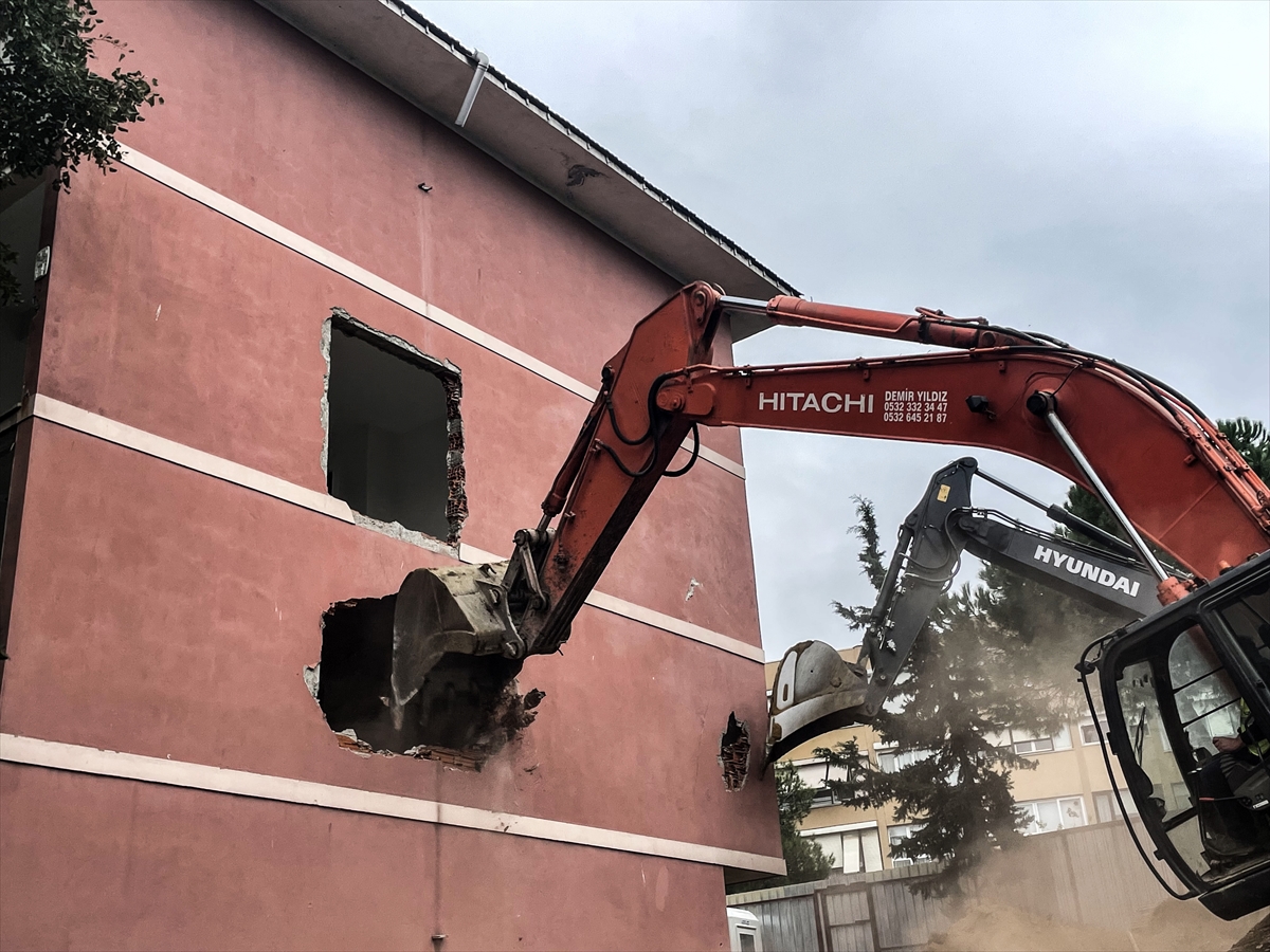 Beşiktaş Belediyesi kentsel dönüşüm kapsamında 2 binanın yıkımını gerçekleştirdi