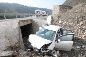 BOLU (AA) – Bolu'da otomobilin menfeze düşmesi sonucu baba öldü,