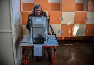 SOFYA (AA) – Bulgaristan'da seçmenler, ülkenin 240 üyeli 48. Meclisinin