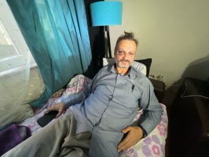 - Müzisyen, istek şarkı tartışması sırasında 10 kişilik grubun saldırısına