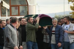 BURSA (AA) – Bursa'nın Orhangazi ilçesinde okulun 4. kat penceresinden