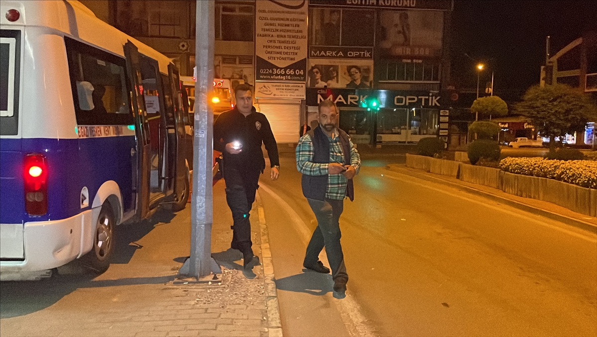 Bursa'da polisin “dur” ihtarına uymayıp kaçmaya çalışan minibüs sürücüsü kovalamaca sonucu yakalandı