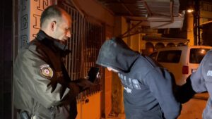 BURSA (AA) – Bursa'da iki kişi, 530 yıllık medresenin çatısında