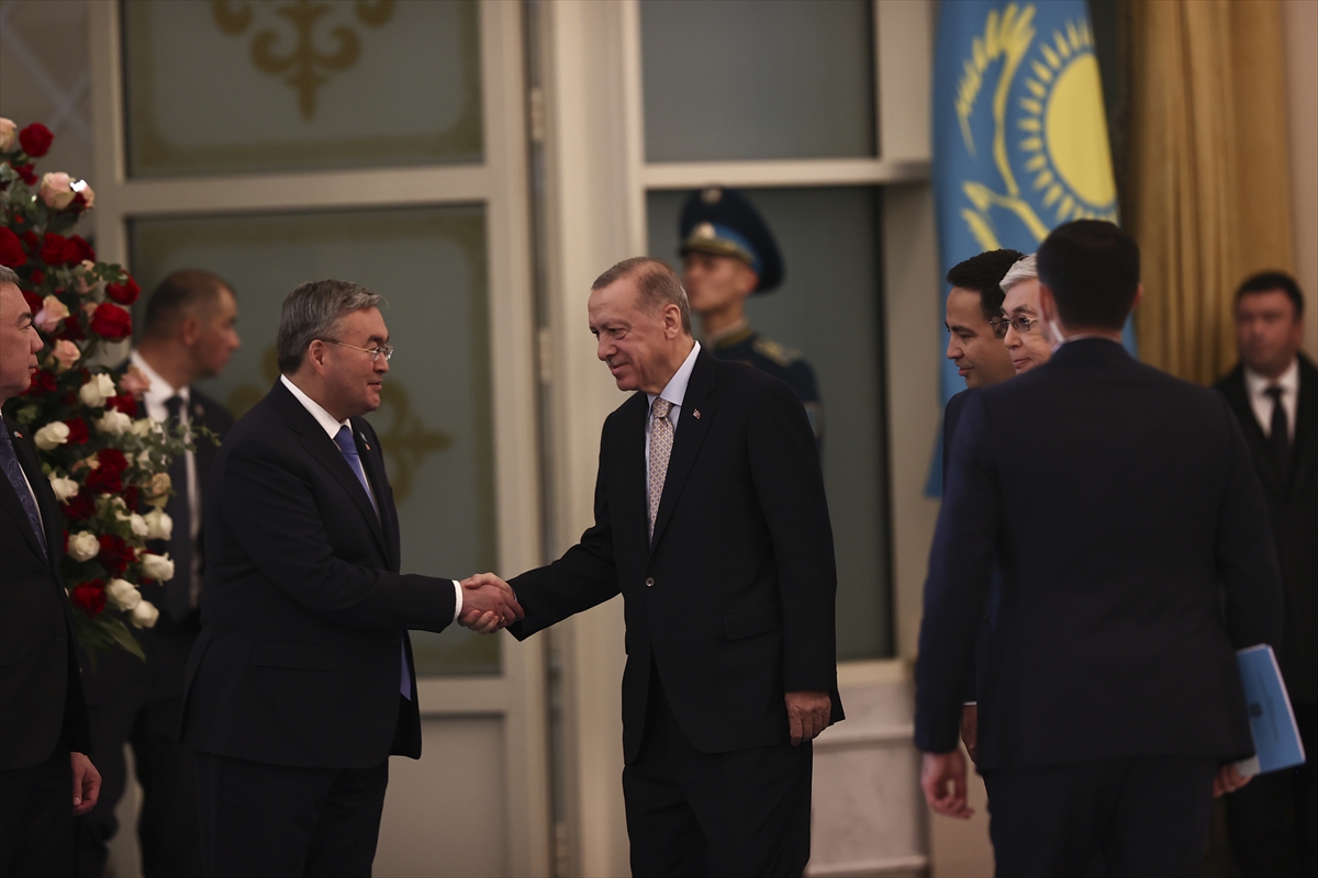 Cumhurbaşkanı Erdoğan, Kazakistan'da Cumhurbaşkanı Tokayev tarafından resmi törenle karşılandı