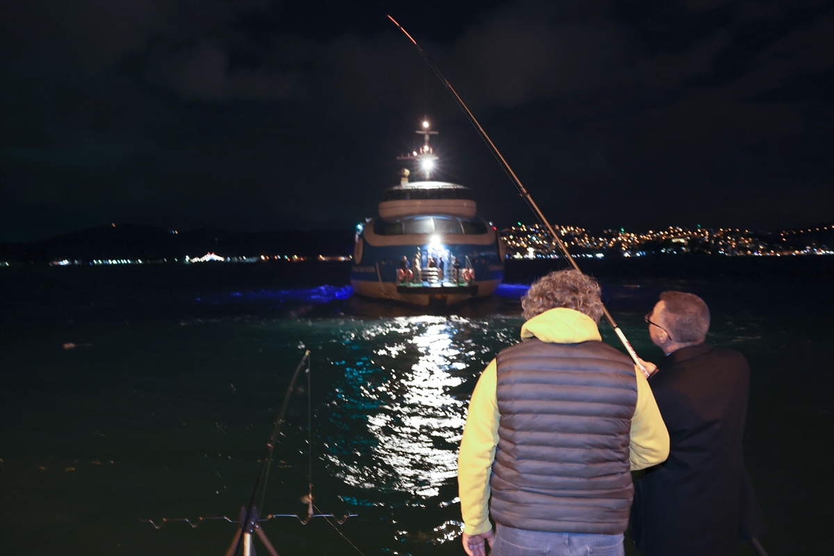 Cumhurbaşkanı Yardımcısı Oktay, Sarıyer'de vatandaşlarla balık tuttu