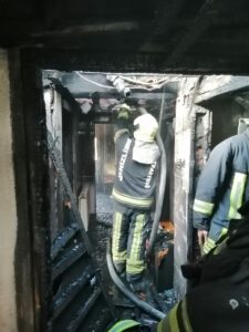 DENİZLİ (AA) – Denizli'nin Pamukkale ilçesinde 2 katlı apartmanın çatı