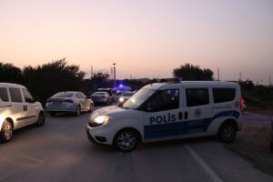 DENİZLİ (AA) – Denizli'nin Merkezefendi ilçesinde, yol kenarında otomobil tamircisinin