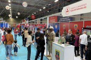 VAN (AA) – Cumhurbaşkanlığı İletişim Başkanlığınca gençlere yönelik düzenlenen "Devlet