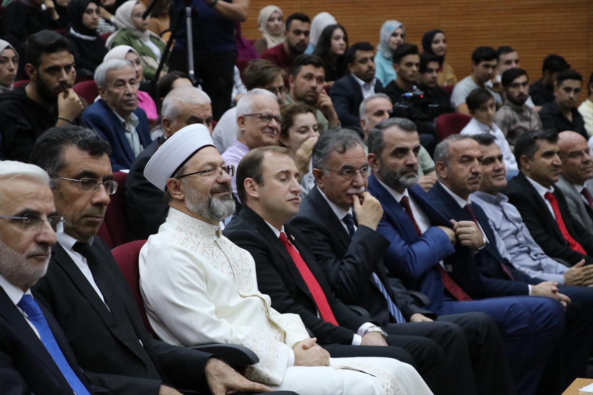 Diyanet İşleri Başkanı Erbaş, Siirt'te üniversite öğrencileriyle bir araya geldi: