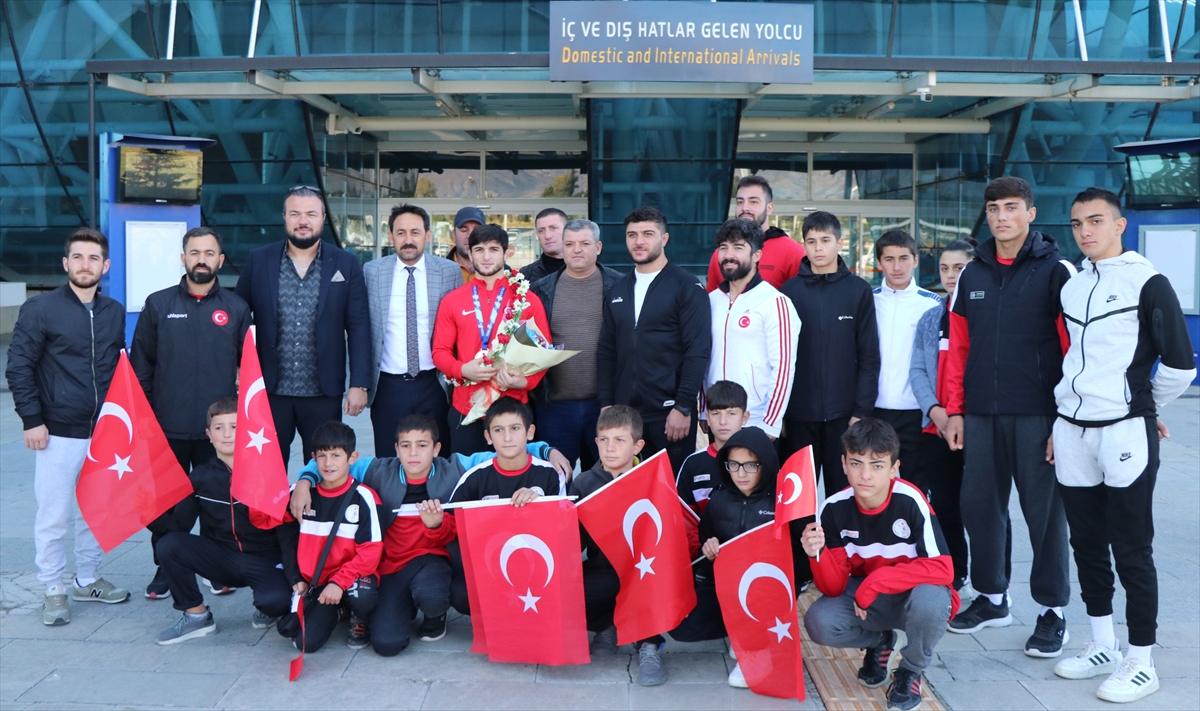 Dünya üçüncüsü güreşçi Emrah Ormanoğlu, Erzincan'a döndü