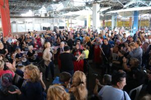 - Pazara gelen kadınlar hem alışveriş yaptı hem de müzik