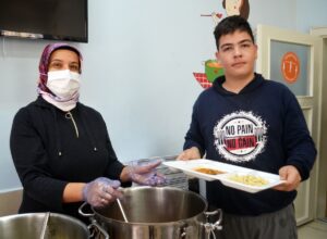 AMASYA (AA) – Amasya'nın Merzifon ilçesinde zihinsel engelli öğrenciler, öğle