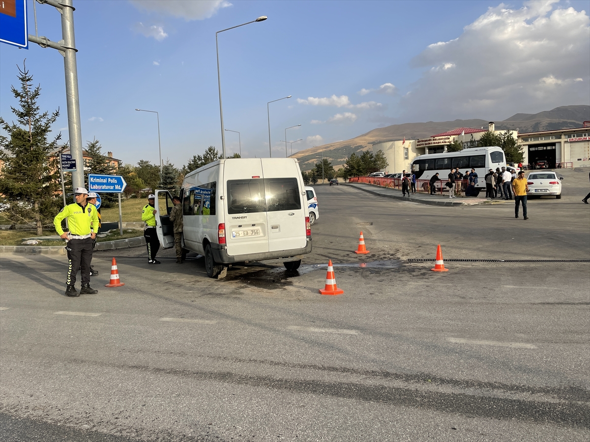 Erzurum'da servis araçları çarpıştı, 6 askeri personel ile 4 öğretmen yaralandı