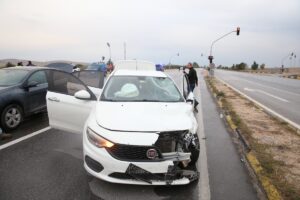 ESKİŞEHİR (AA) – Eskişehir'in Mahmudiye ilçesinde otomobil ile motosikletin çarpışması