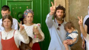 KUDÜS (AA) – İsrail polisinin eşlik ettiği fanatik Yahudi yerleşimciler,