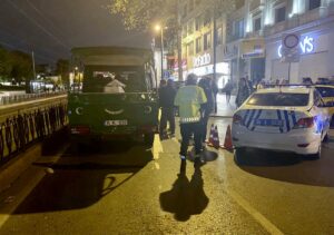 İSTANBUL (AA) – İstanbul Fatih'te hidrolik vinçli kamyonun altında kalan