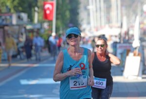 - Etkinliğe, çoğunu ilçede yaşayan İngilizlerin oluşturduğu yaklaşık 350 kişi