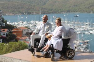 - Çift için belediyenin engelli nakil aracı gelin arabası olarak